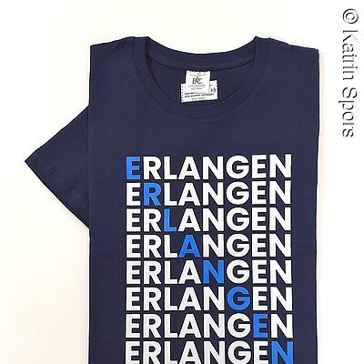 Shirt | 20,00 € | blaues Tshirt aus Baumwolle mit Aufdruck
Größen:XS,S,M,L,XL,XXL