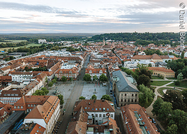 Blick auf die barocke Planstadt Erlangen mit Schloss- und Marktplatz