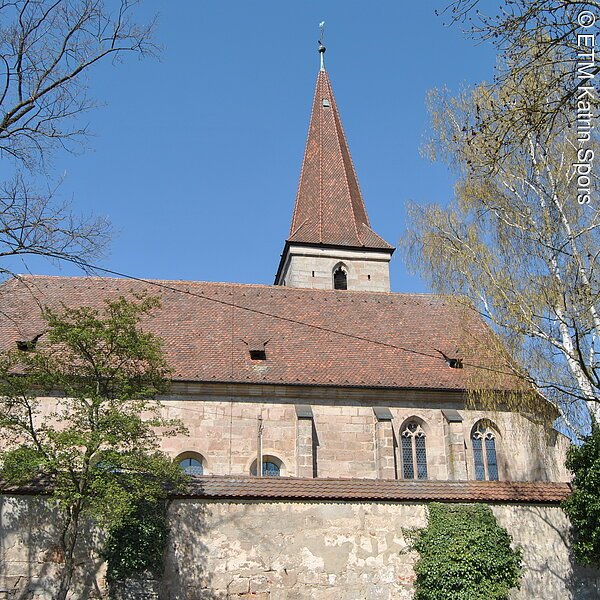 Kirche mit Mauer