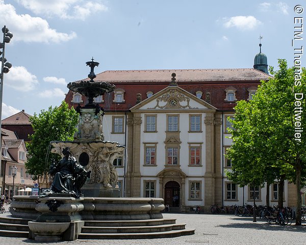 Paulibrunnen, Marktplatz und Palais Stutterheim in Erlangen