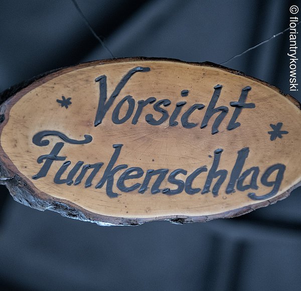 Schild "Funkenschlag" am Historischen Weihnachtsmarkt