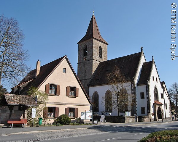Pfarrhaus mit Kirche