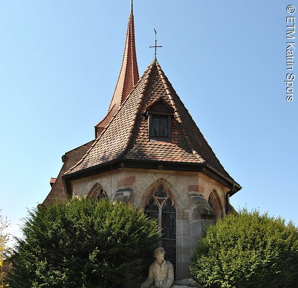 Kirche mit Denkmal