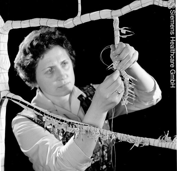Die Kabelbaumlegerin bindet einen Kabelbaum für das Röntgengerät Triomat, 1961